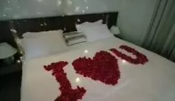 Momen Zaskia Gotik beri kejutan ultah suami © Instagram