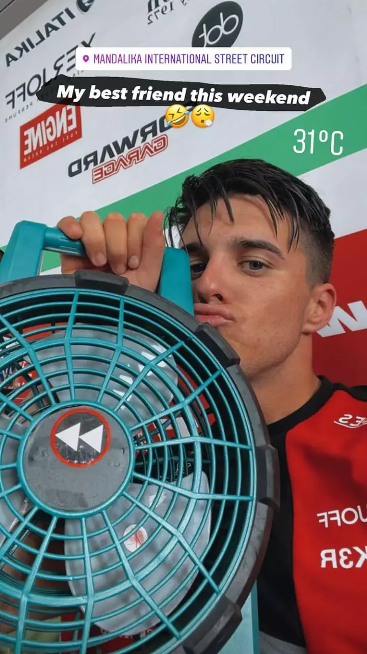 momen lucu pembalap motogp saat kepanasan © berbagai sumber