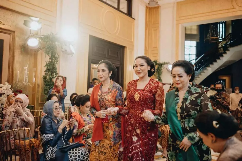 Momen siraman Putri Tanjung © 2022 berbagai sumber Momen siraman Putri Tanjung © 2022 berbagai sumber