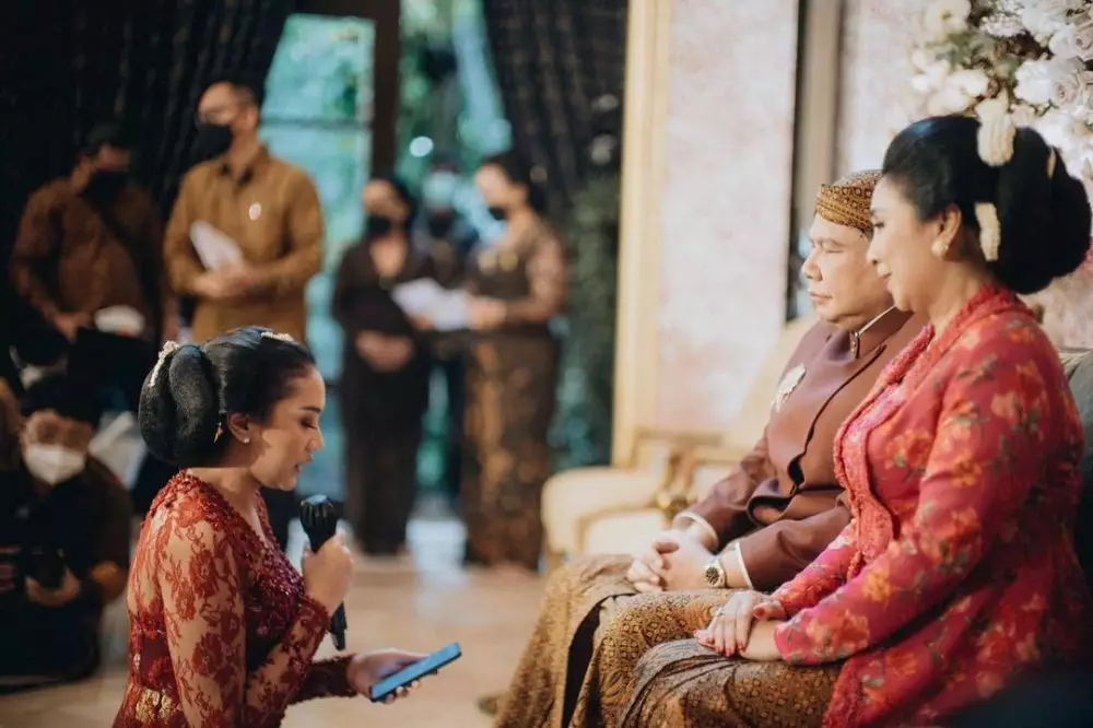 Momen siraman Putri Tanjung © 2022 berbagai sumber Momen siraman Putri Tanjung © 2022 berbagai sumber