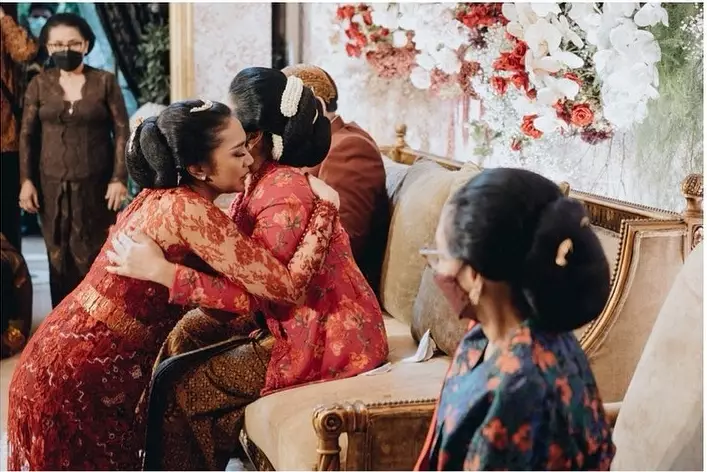 Momen siraman Putri Tanjung © 2022 berbagai sumber Momen siraman Putri Tanjung © 2022 berbagai sumber