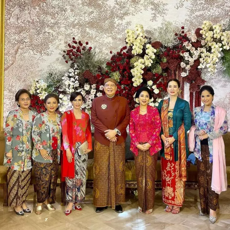 Gaya Annisa Pohan di acara siraman Putri Tanjung © Instagram Gaya Annisa Pohan di acara siraman Putri Tanjung © Instagram