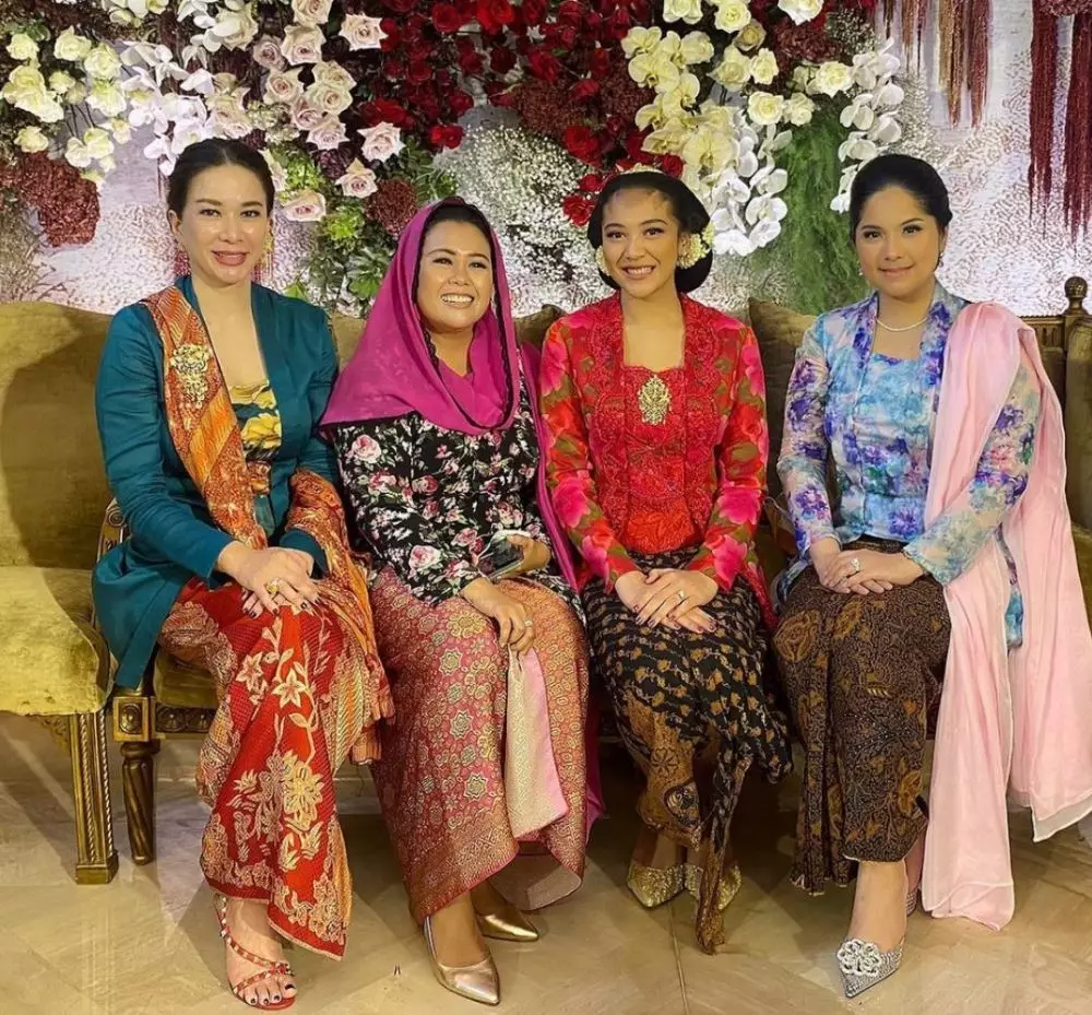 Gaya Annisa Pohan di acara siraman Putri Tanjung © Instagram Gaya Annisa Pohan di acara siraman Putri Tanjung © Instagram