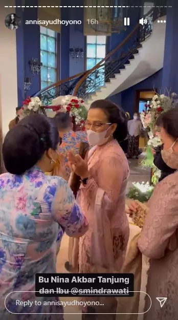 Gaya Annisa Pohan di acara siraman Putri Tanjung © Instagram Gaya Annisa Pohan di acara siraman Putri Tanjung © Instagram