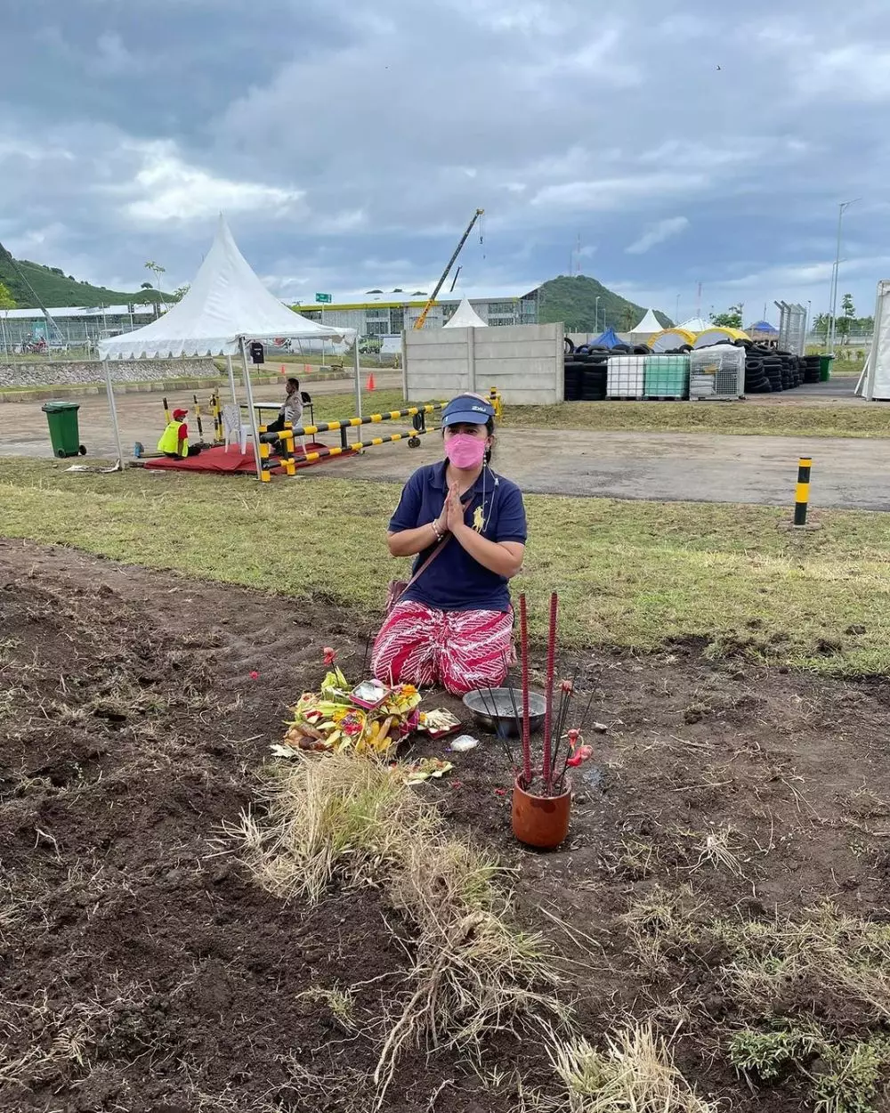 potret rara istiati pawang hujan © Instagram