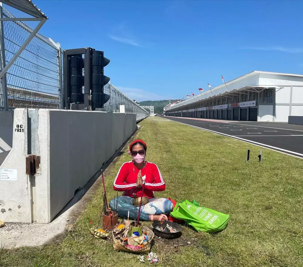 potret rara istiati pawang hujan © Instagram