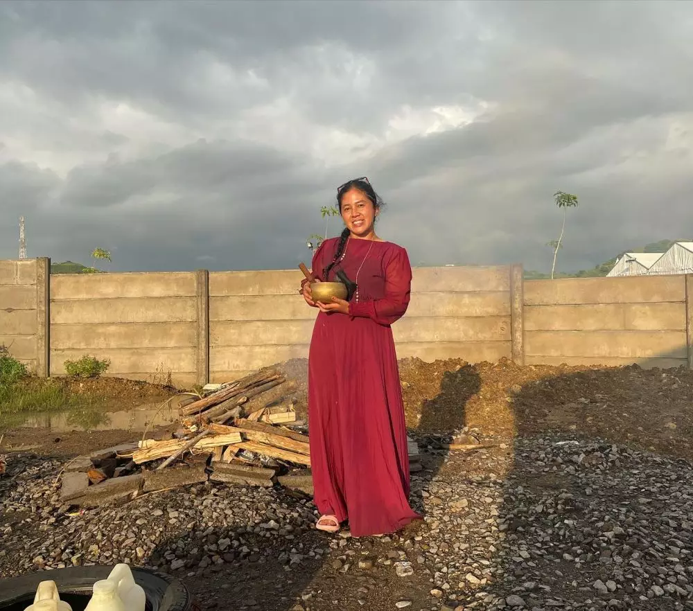 potret rara istiati pawang hujan © Instagram