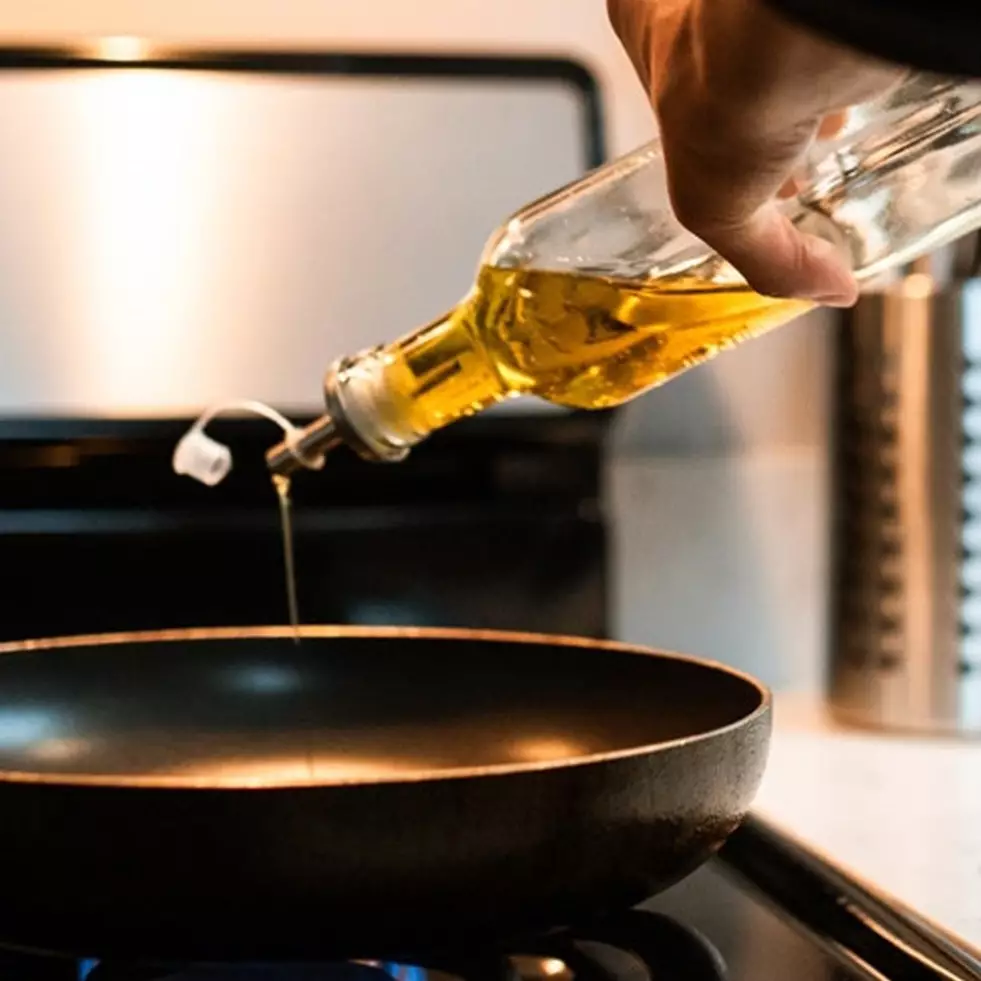 10 Cara memasak agar tidak boros minyak, bisa pakai daun pisang