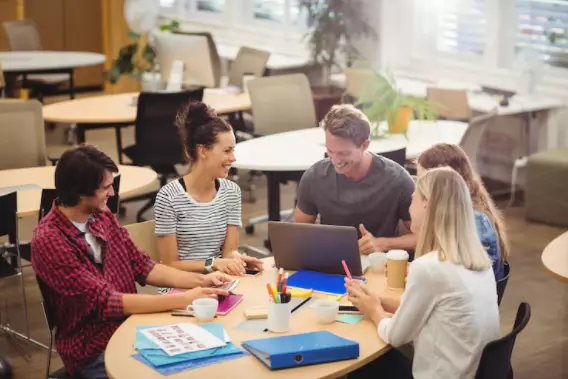 Komunikasi adalah proses penyampaian pesan © 2022 berbagai sumber  Komunikasi adalah proses penyampaian pesan © 2022 berbagai sumber