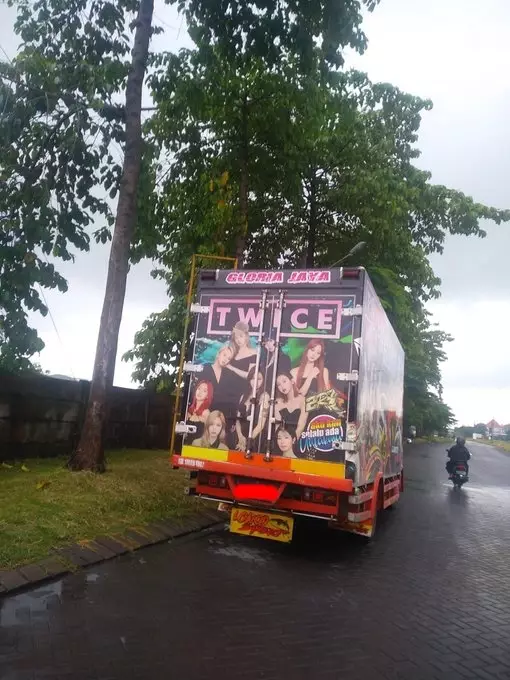 wajah idol kpop di truk © Twitter