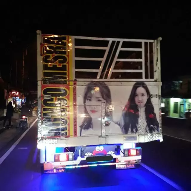 wajah idol kpop di truk © Twitter