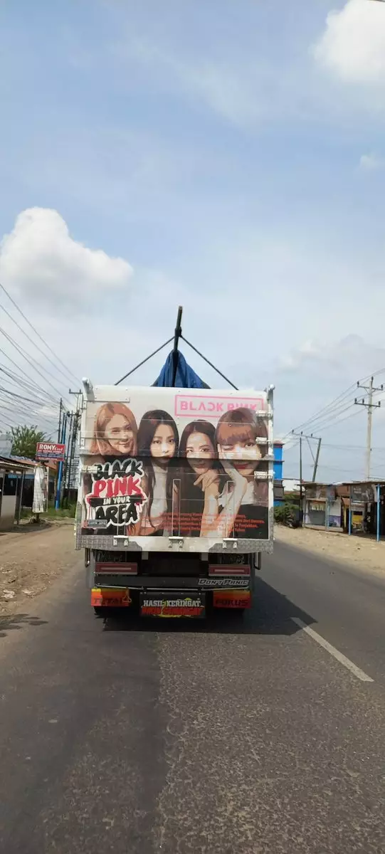 wajah idol kpop di truk © Twitter