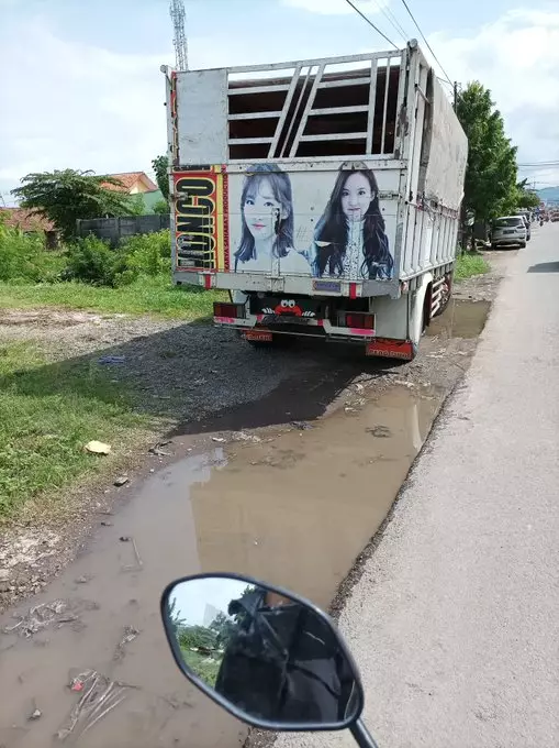 wajah idol kpop di truk © Twitter