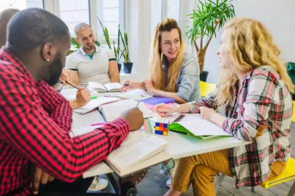 Interaksi sosial adalah © 2022 berbagai sumber 