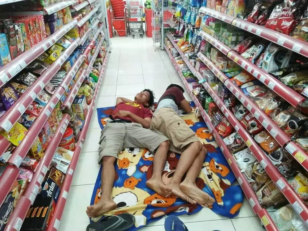 momen nyeleneh di dalam supermarket © berbagai sumber momen nyeleneh di dalam supermarket © berbagai sumber