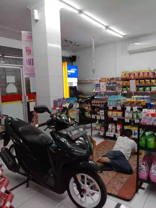 momen nyeleneh di dalam supermarket © berbagai sumber momen nyeleneh di dalam supermarket © berbagai sumber
