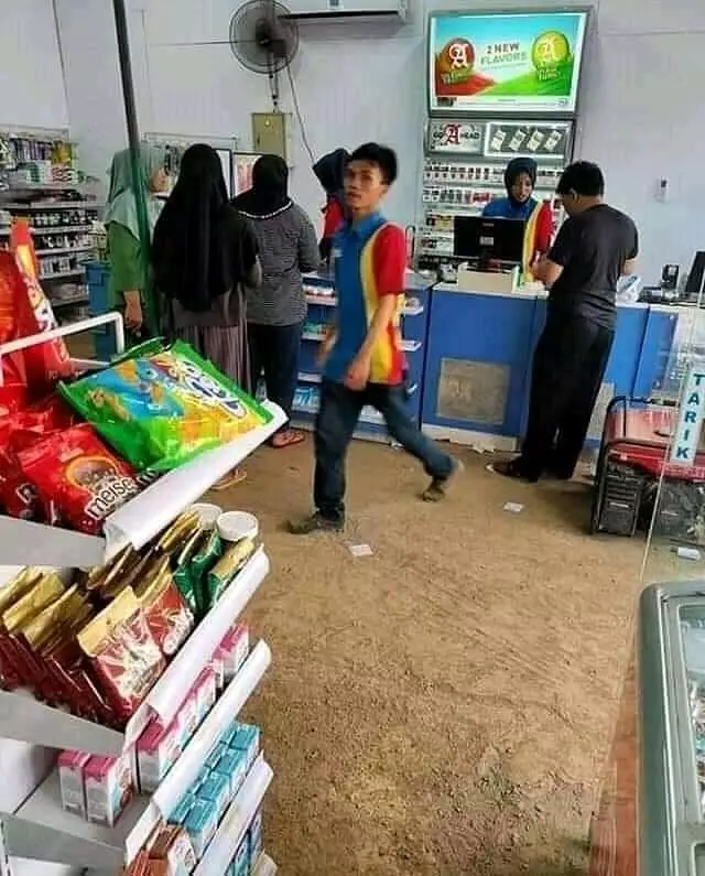 momen nyeleneh di dalam supermarket © berbagai sumber momen nyeleneh di dalam supermarket © berbagai sumber
