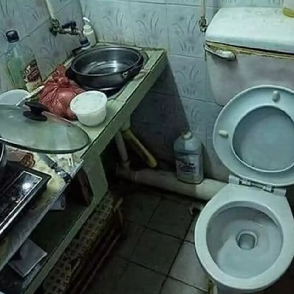 11 Potret nyeleneh toilet disertai fasilitas ini bikin cekikikan