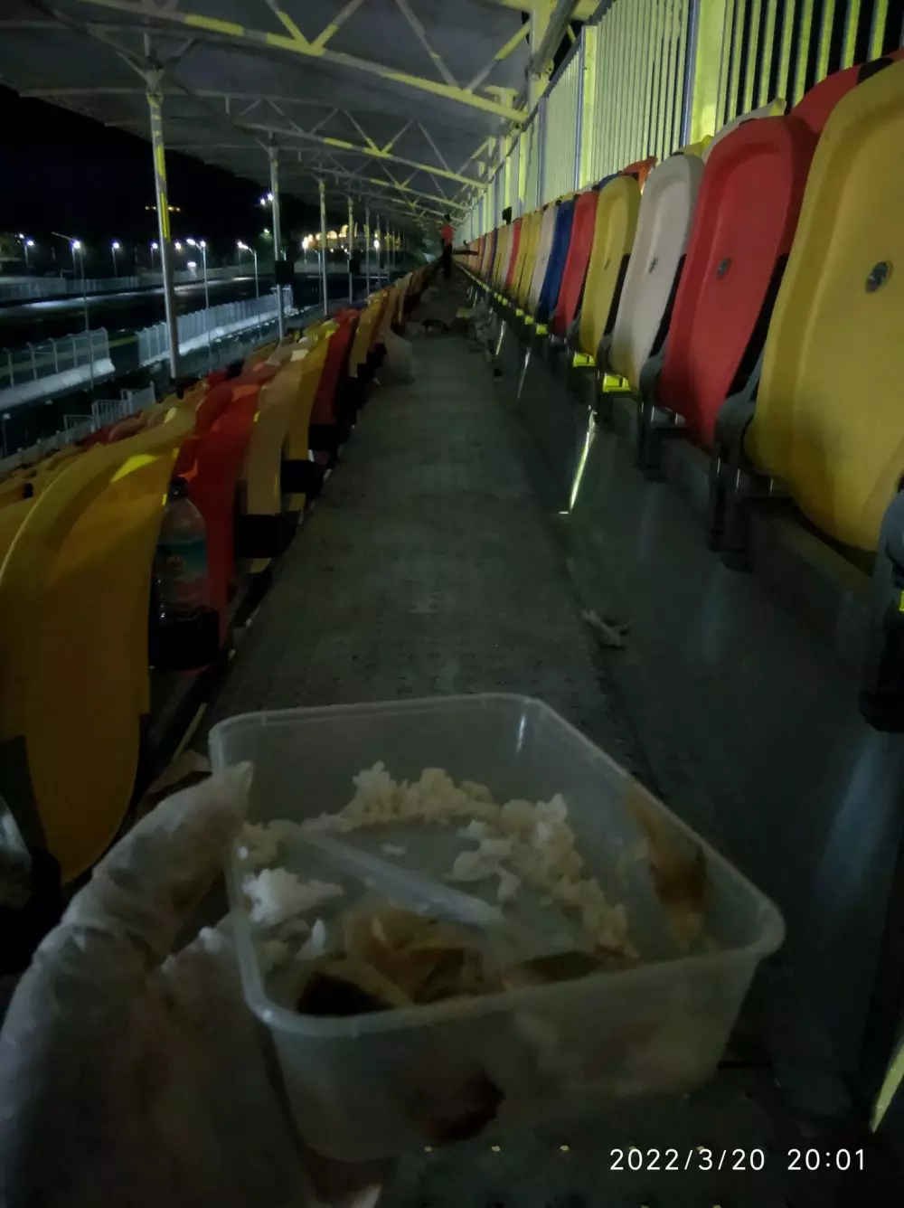 potret sampah berserakan di Sirkuit Mandalika © Twitter/@Muhammad_Getar