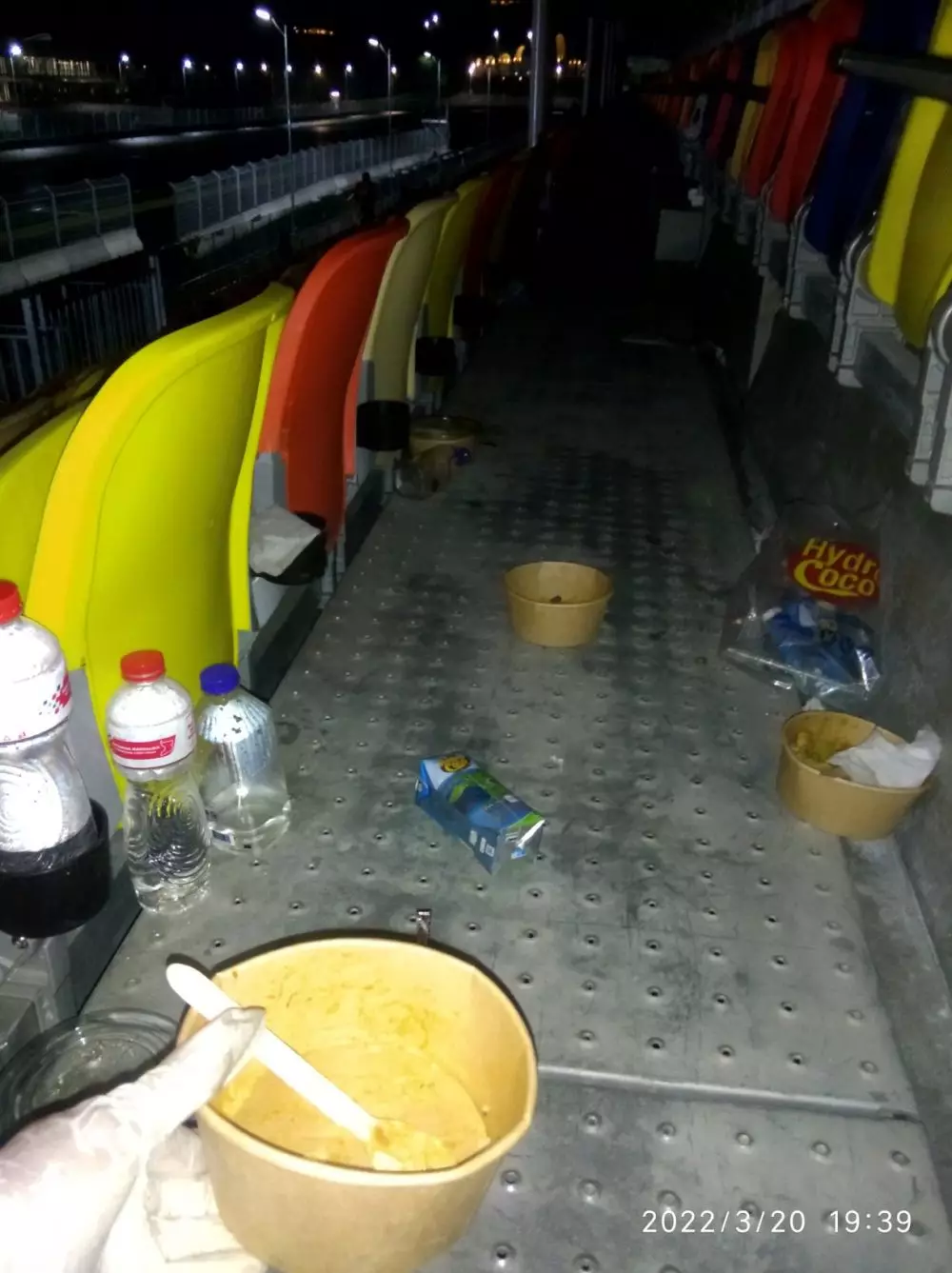 potret sampah berserakan di Sirkuit Mandalika © Twitter/@Muhammad_Getar