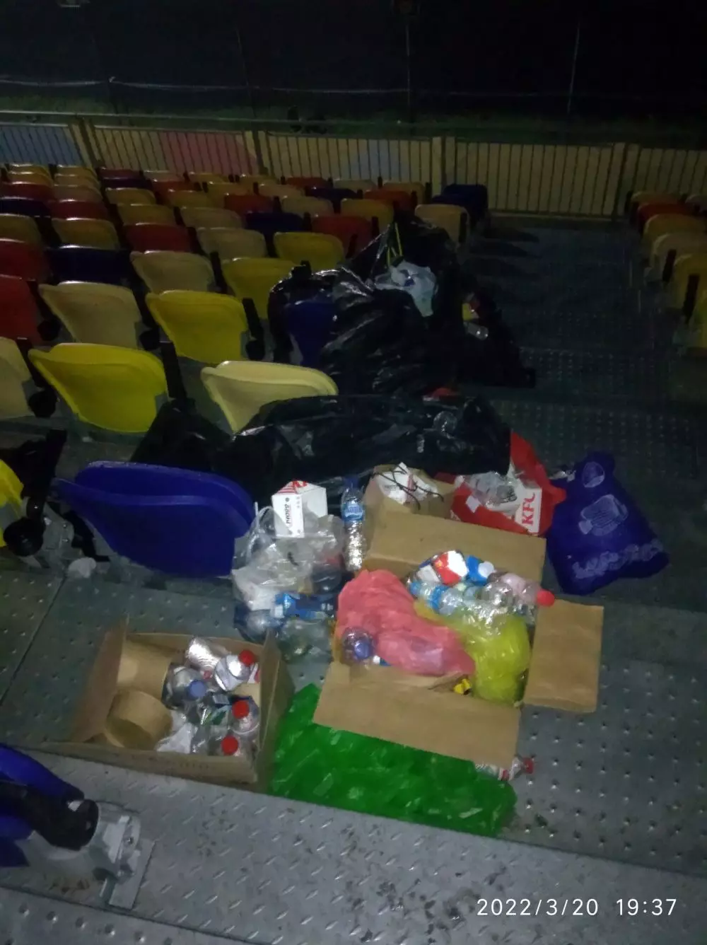 potret sampah berserakan di Sirkuit Mandalika © Twitter/@Muhammad_Getar