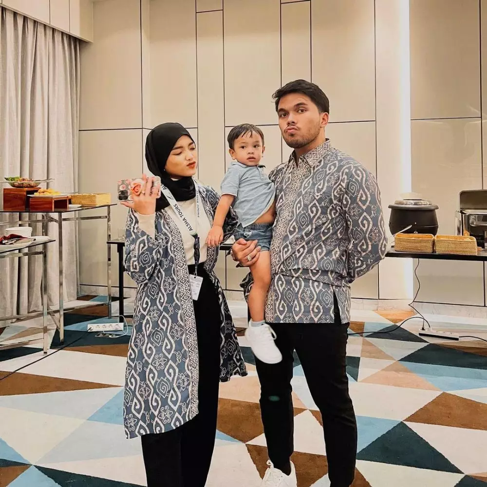 Fuji dan Thariq Halilintar berangkat umroh  berbagai sumber Fuji dan Thariq Halilintar berangkat umroh  berbagai sumber