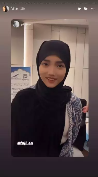 Fuji dan Thariq Halilintar berangkat umroh  berbagai sumber Fuji dan Thariq Halilintar berangkat umroh  berbagai sumber