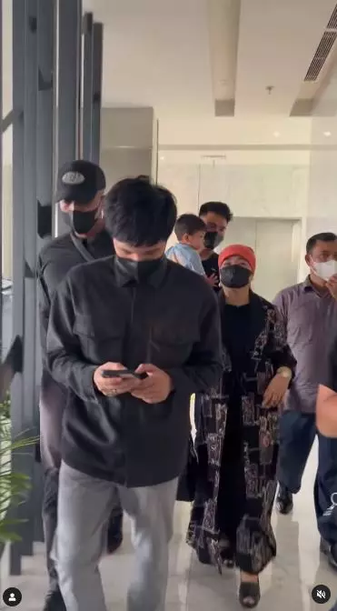 Fuji dan Thariq Halilintar berangkat umroh  berbagai sumber Fuji dan Thariq Halilintar berangkat umroh  berbagai sumber