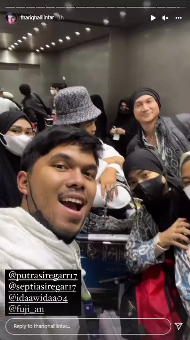 Fuji dan Thariq Halilintar berangkat umroh  berbagai sumber Fuji dan Thariq Halilintar berangkat umroh  berbagai sumber