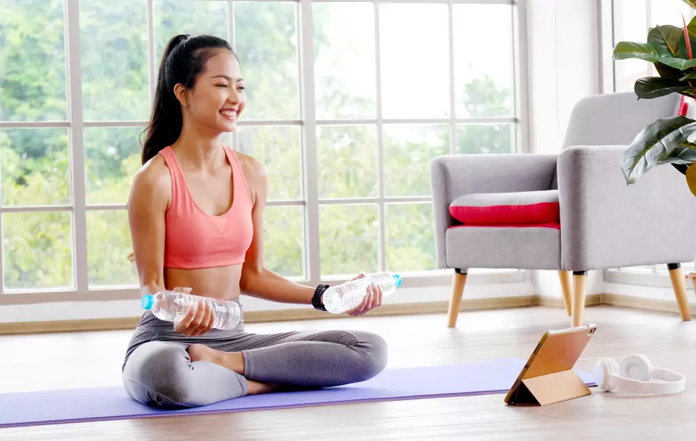 Gerakan olahraga ringan saat WFH © 2022 berbagai sumber Gerakan olahraga ringan saat WFH © 2022 berbagai sumber