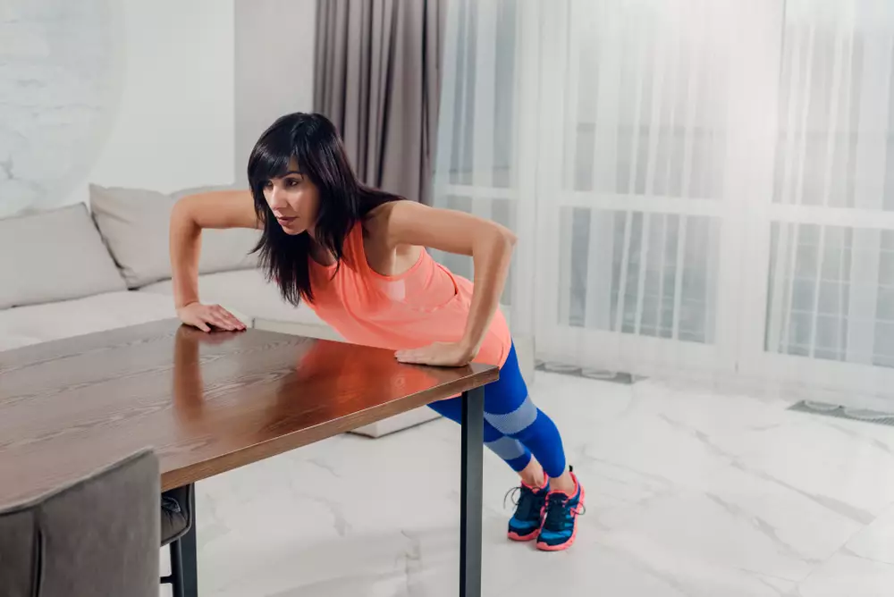 Gerakan olahraga ringan saat WFH © 2022 berbagai sumber Gerakan olahraga ringan saat WFH © 2022 berbagai sumber