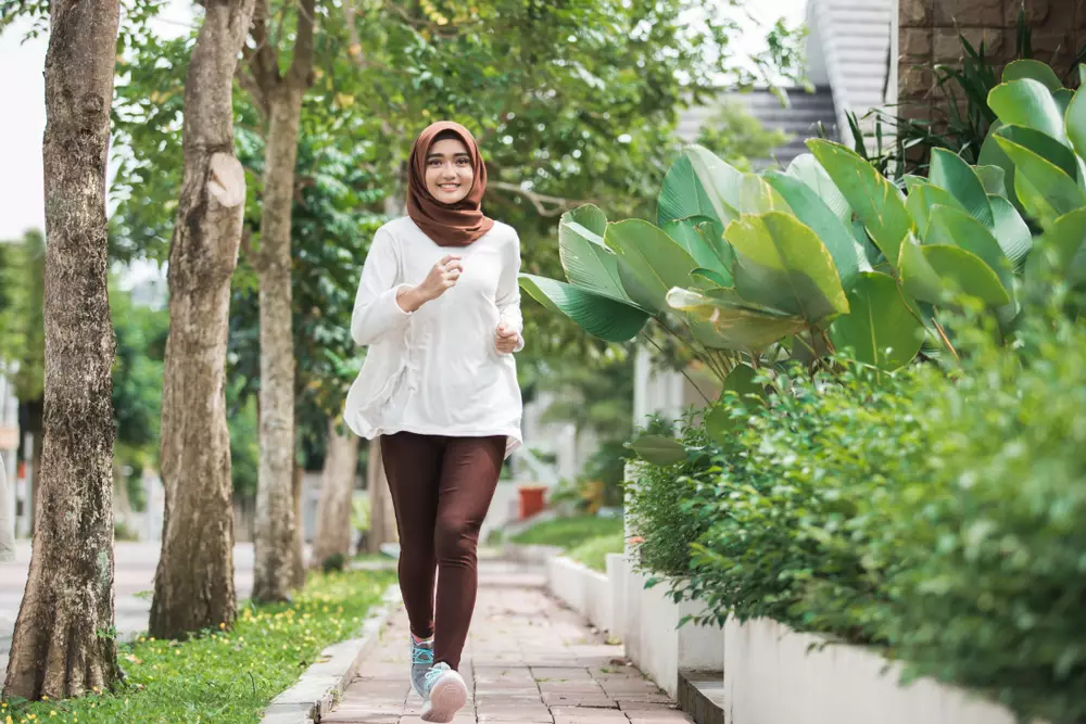 Gerakan olahraga ringan saat WFH © 2022 berbagai sumber Gerakan olahraga ringan saat WFH © 2022 berbagai sumber