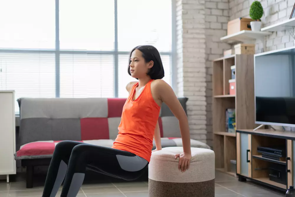 5 Gerakan olahraga ringan bikin badan tetap fit saat kerja di rumah