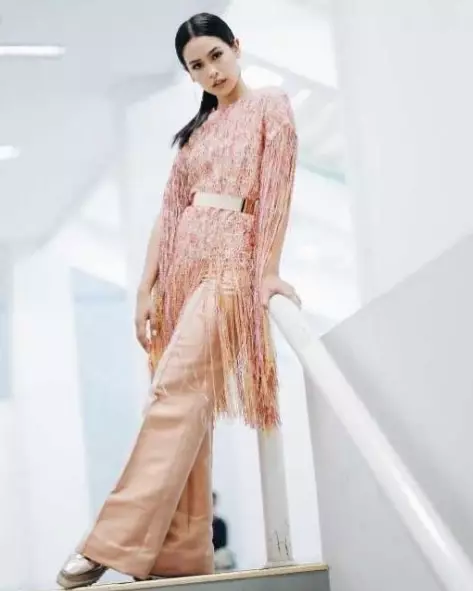 Gaya kondangan Maudy Ayunda © Instagram Gaya kondangan Maudy Ayunda © Instagram