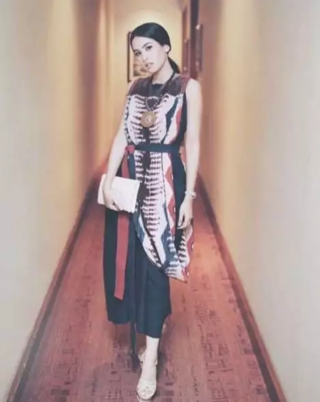 Gaya kondangan Maudy Ayunda © Instagram Gaya kondangan Maudy Ayunda © Instagram