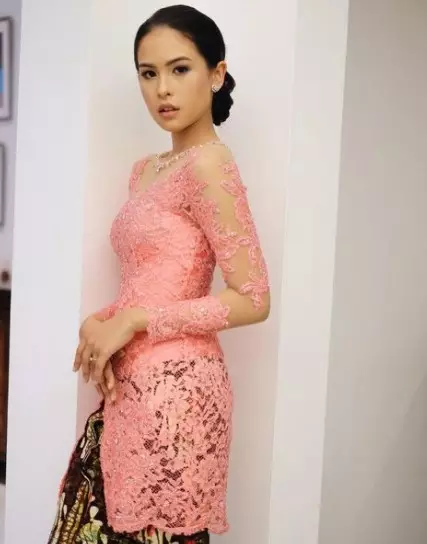 Gaya kondangan Maudy Ayunda © Instagram Gaya kondangan Maudy Ayunda © Instagram