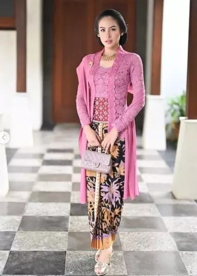 Gaya kondangan Maudy Ayunda © Instagram Gaya kondangan Maudy Ayunda © Instagram