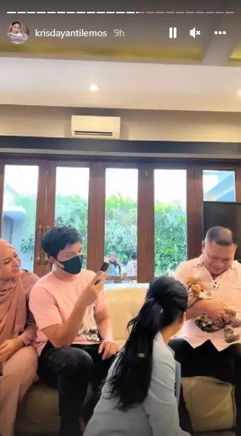 Momen Raul Lemos jenguk anak Aurel © Instagram