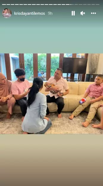 Momen Raul Lemos jenguk anak Aurel © Instagram