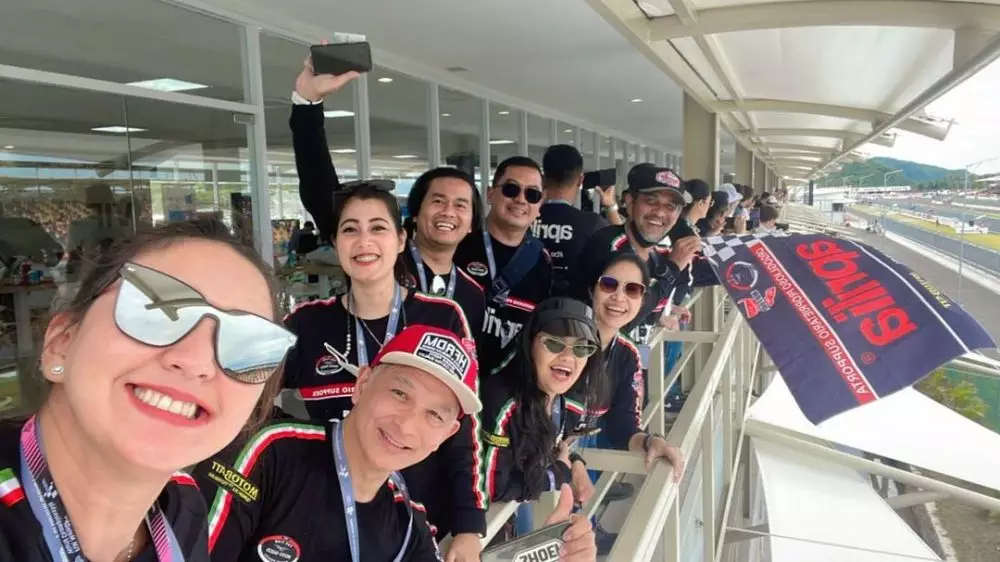 Donna Agnesia & Darius Sinathrya bertemu pembalap © Instagram/@dagnesia