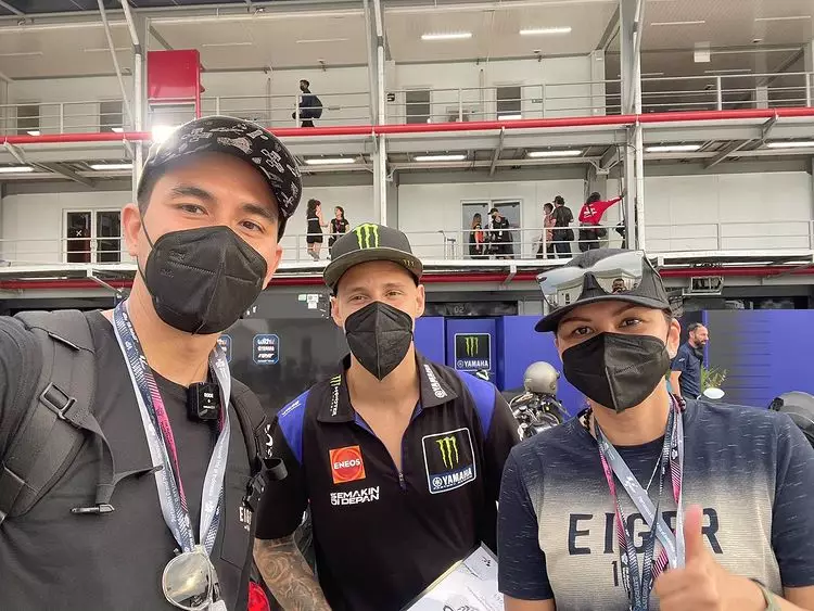  Donna Agnesia & Darius Sinathrya bertemu pembalap © Instagram/@dagnesia