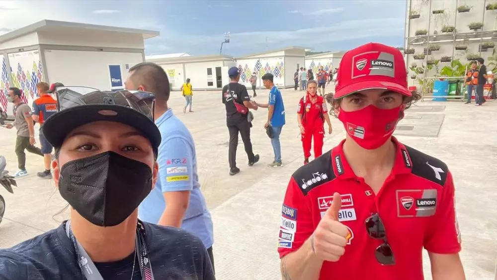  Donna Agnesia & Darius Sinathrya bertemu pembalap © Instagram/@dagnesia