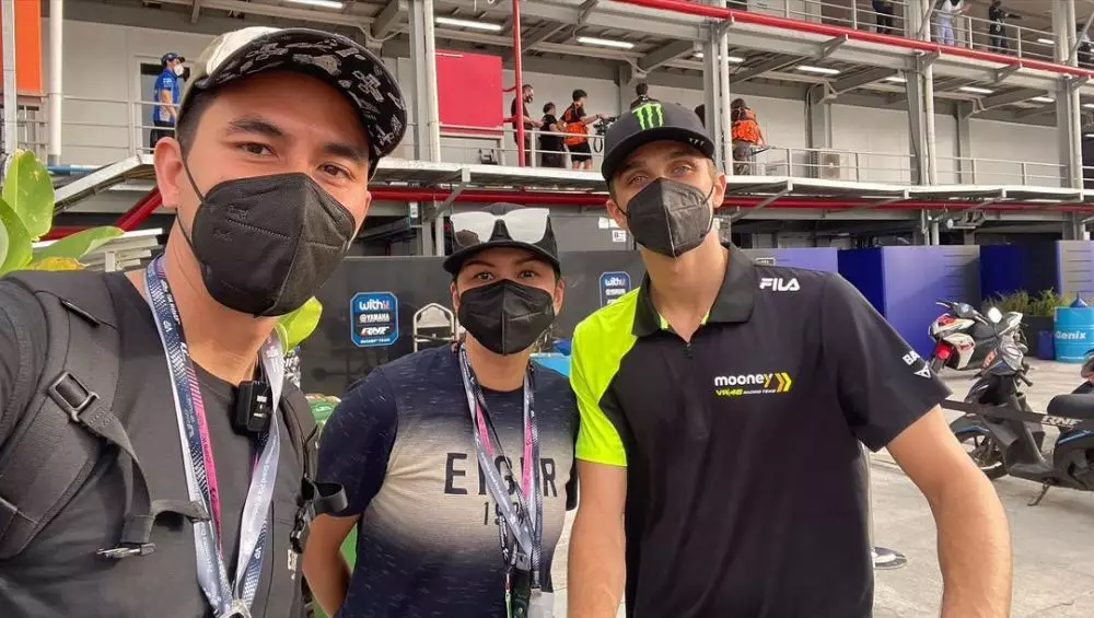  Donna Agnesia & Darius Sinathrya bertemu pembalap © Instagram/@dagnesia