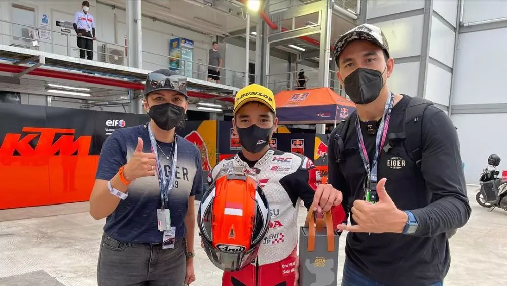  Donna Agnesia & Darius Sinathrya bertemu pembalap © Instagram/@dagnesia