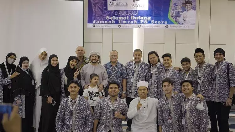 umrah Putra Siregar bareng seleb © berbagai sumber