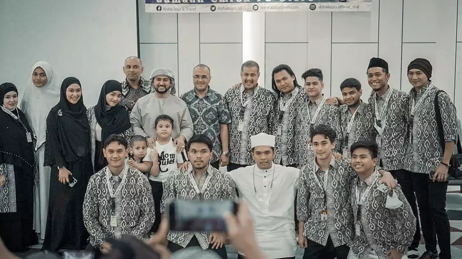 umrah Putra Siregar bareng seleb © berbagai sumber