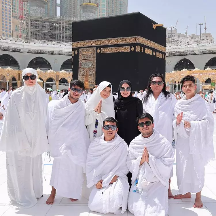 umrah Putra Siregar bareng seleb © berbagai sumber