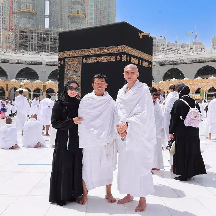 umrah Putra Siregar bareng seleb © berbagai sumber