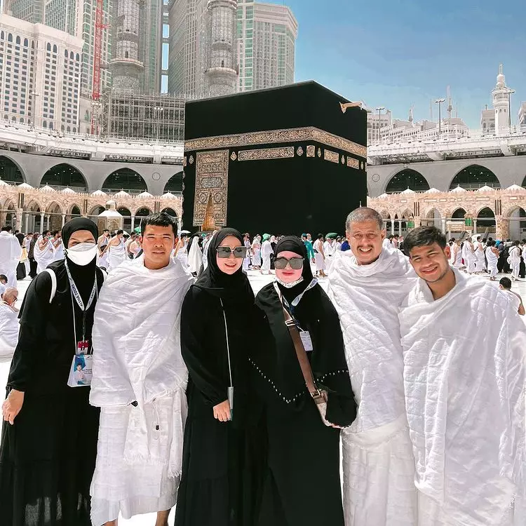 umrah Putra Siregar bareng seleb © berbagai sumber