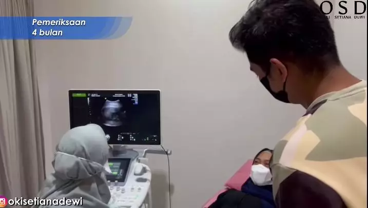 momen ria ricis cek kandungan © YouTube